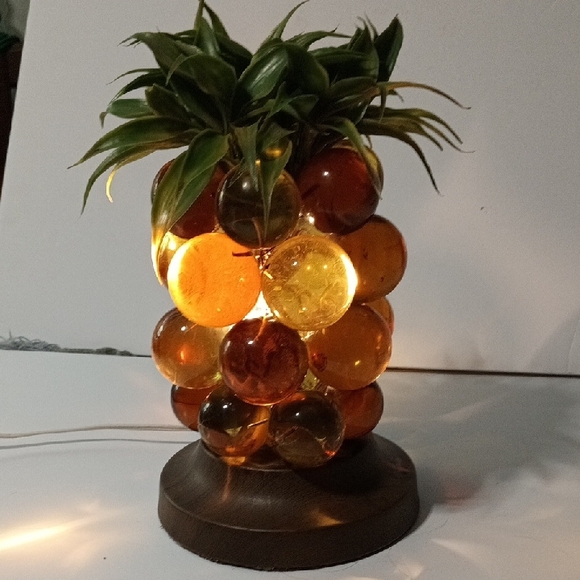 Vintage 1960's Lucite Pineapple Table Lamp with Greenery - Picture 2 of 6